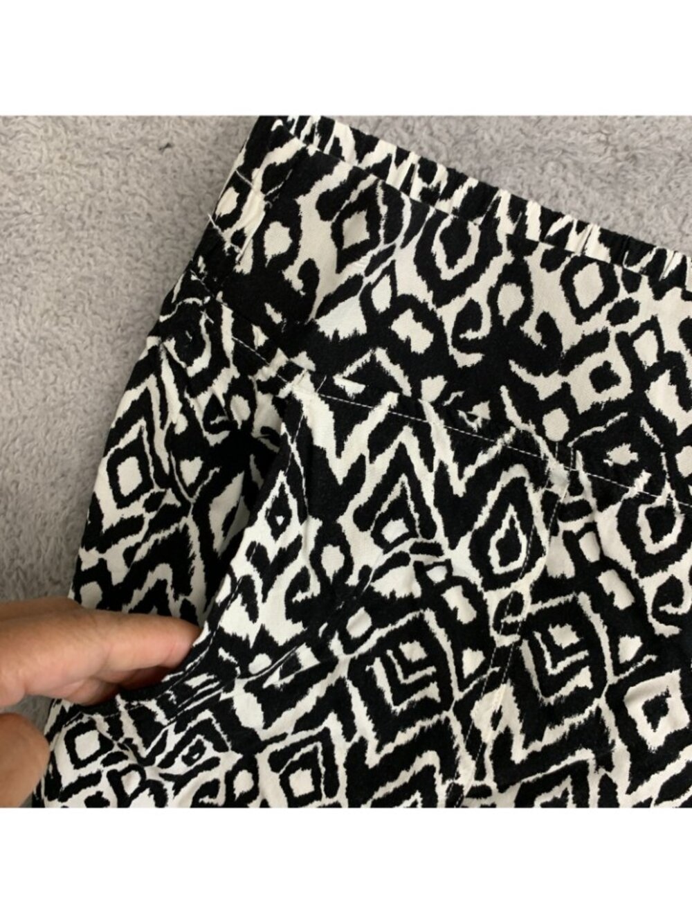 Wildfox Women's L Black & White Ikat Print Rayon Shorts M1164 - Picture 9 of 10